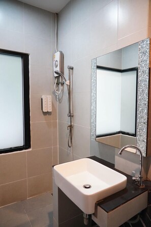 Standaard tweepersoonskamer | Badkamer | Een douche, gratis toiletartikelen, handdoeken