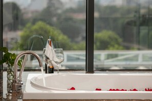 Suite ejecutiva, 1 cama King size, vista al lago | Tina de hidromasaje privada