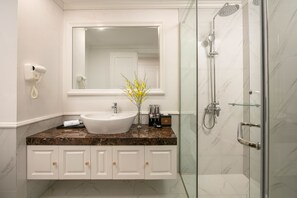 Free toiletries, hair dryer, bathrobes, slippers - Adonis Hotel (Hanoi)