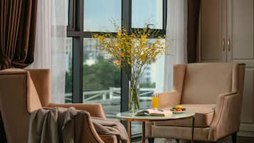 Executive Suite, 1 King Bed, Lake View | 1 bedroom, minibar, in-room safe, desk