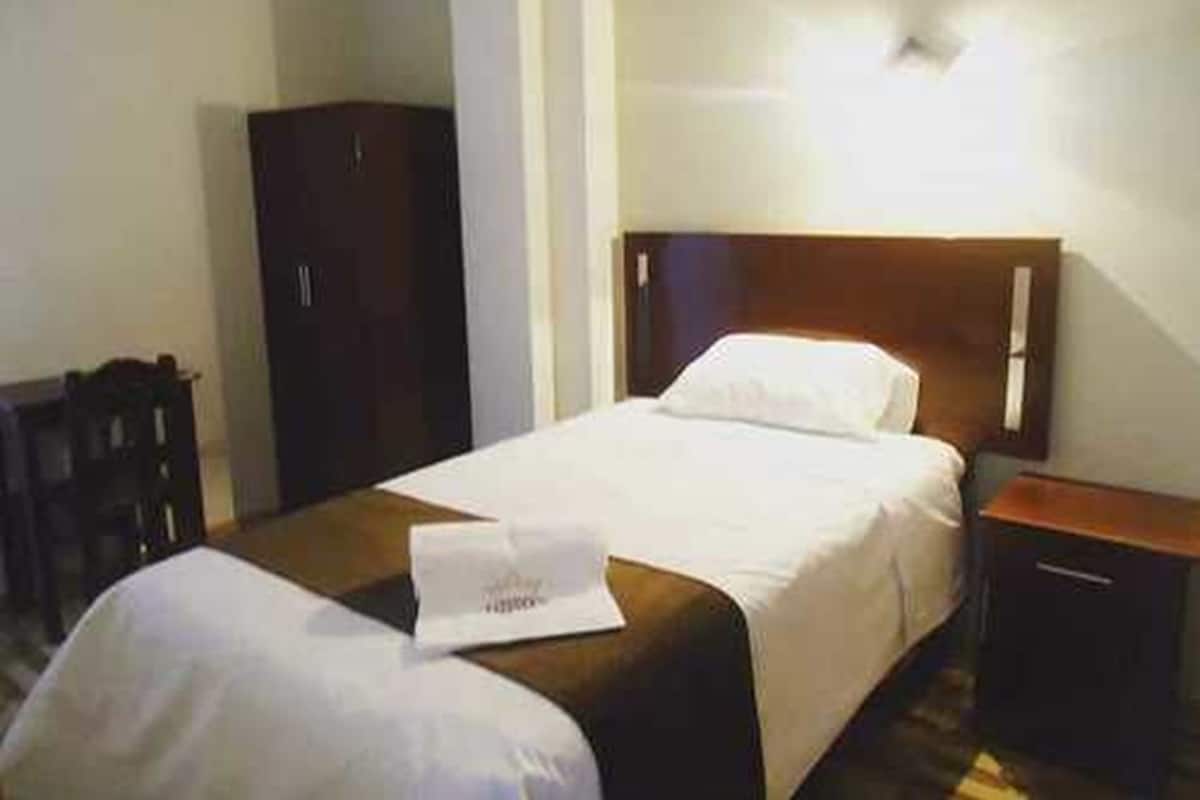 Sábanas de algodón egipcio, cubrecamas, escritorio y wifi gratis