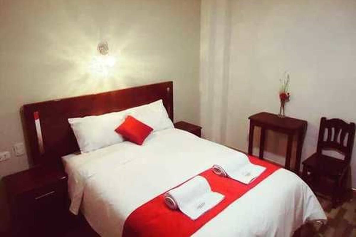 Sábanas de algodón egipcio, cubrecamas, escritorio y wifi gratis