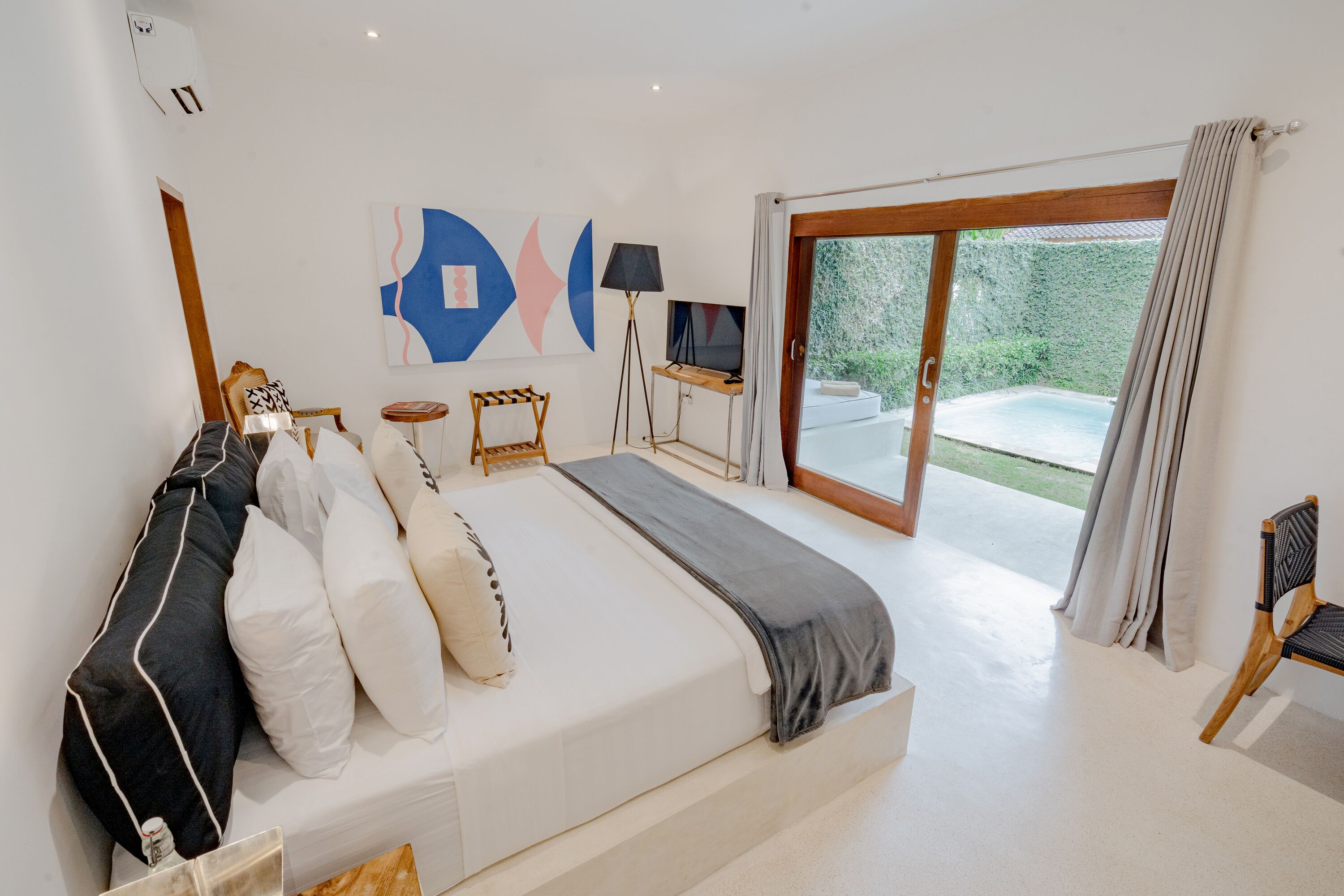 Basic Apartment, 1 Bedroom | Free minibar items, in-room safe, desk, free WiFi