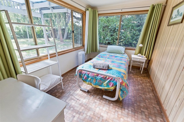 3 bedrooms, bed sheets