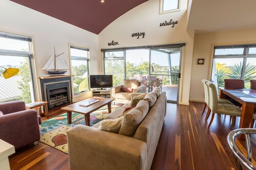 Aqua Vista - A stunning holiday home with views and a short walk to town