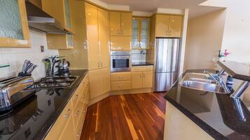 Kühlschrank, Mikrowelle, Ofen, Herdplatte