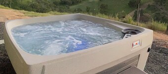 Blue Moon Hilltop Getaway: Hot tub/EV charger