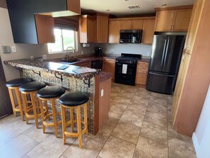 Refrigerador, microondas, horno y parrilla de estufa 