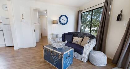 Katisha Cottage: Lovely home with cosy country-style furnishings & fireplace