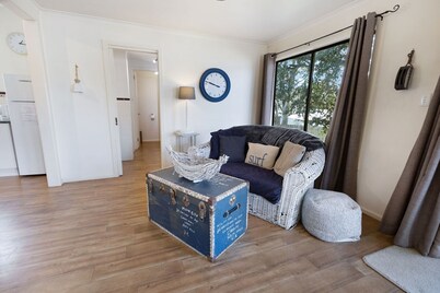 Katisha Cottage: Lovely home with cosy country-style furnishings & fireplace