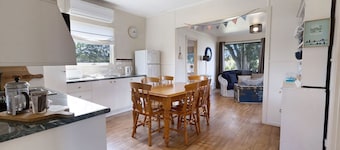 Katisha Cottage: Lovely home with cosy country-style furnishings & fireplace