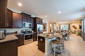 Frigorifero, microonde, forno, piano cottura