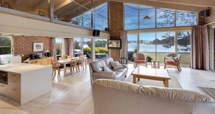 Getaway: A getaway with stunning water views, open-plan living & fireplace