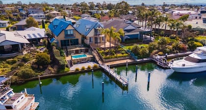 The Loft - Beautiful waterfront accommodation on the canals in Paynesville.
