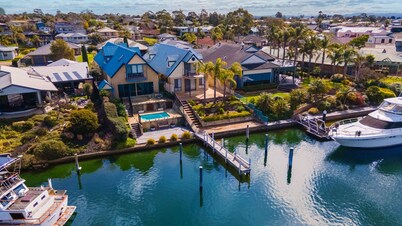 The Loft - Beautiful waterfront accommodation on the canals in Paynesville.