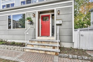 Exterior detail - Spacious 4 Bed / 2.5 Bath Condo with Large Kitchen, Free Parking - Pet Friendly! (Boston)