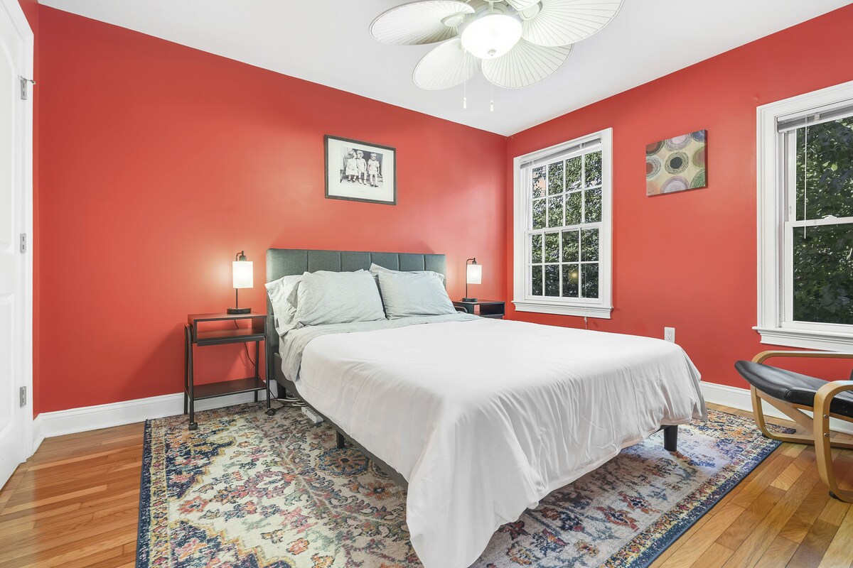 Spacious 4 Bed / 2.5 Bath Condo with Large Kitchen, Free Parking - Pet Friendly!