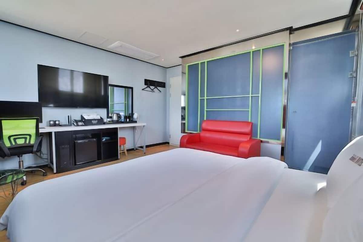 Individually decorated, individually furnished, soundproofing, free WiFi