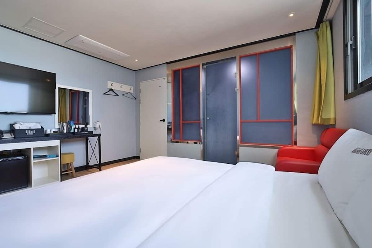 Individually decorated, individually furnished, soundproofing, free WiFi