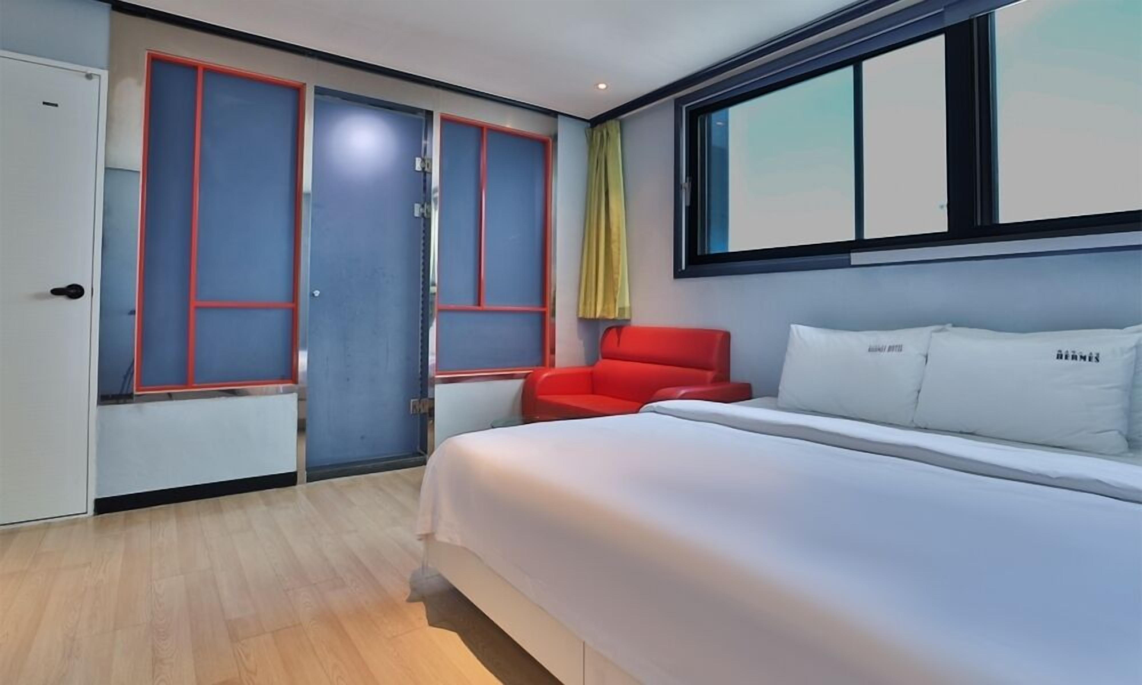 individually decorated, individually furnished, soundproofing, free wifi