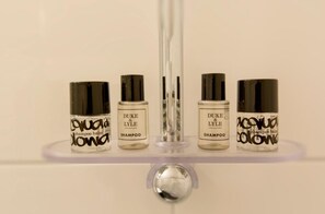 Dusj, toalettartikler (inkludert), hårføner og håndklær