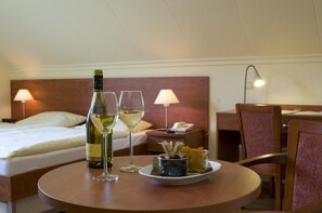 Sengetøy av topp kvalitet, skrivebord og blendingsgardiner