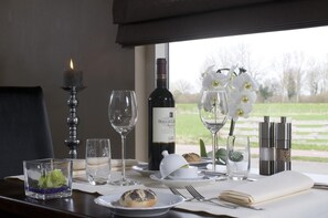 Dinner served, alfresco dining  -  B&B Brasserie Lakerhof (Ohé en Laak)