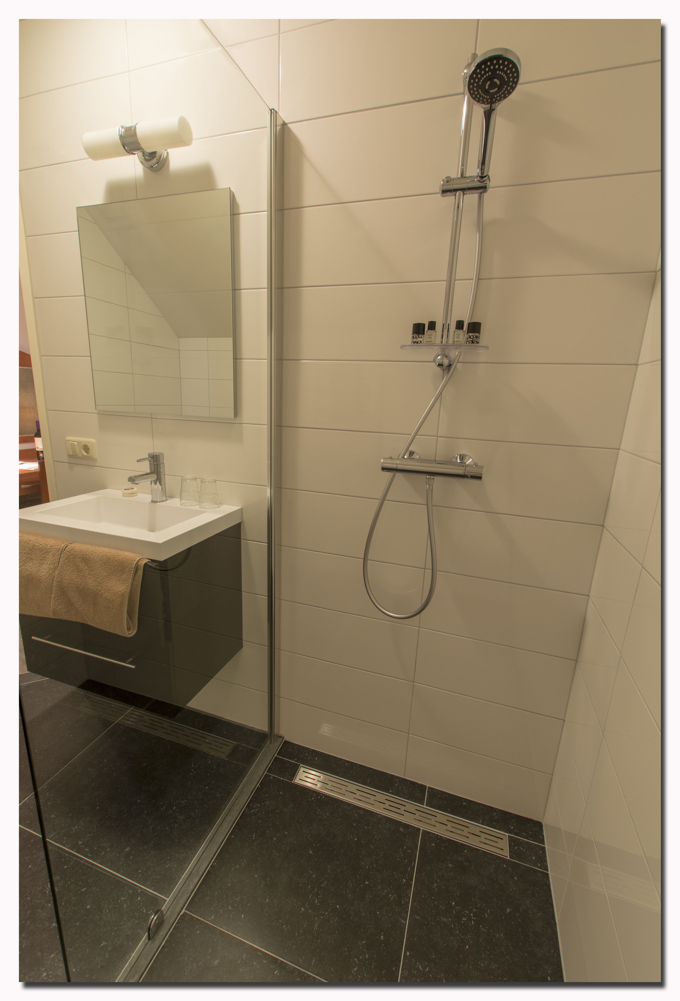 standard double room, 2 single beds, non smoking | premium bedding, desk, blackout curtains, free wifi