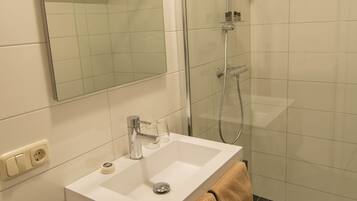 Ropa de cama de alta calidad, escritorio, cortinas opacas y wifi gratis
