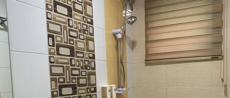 Deluxe Room | Bilik Mandi | Pancuran mandi, bidet, tuala disediakan