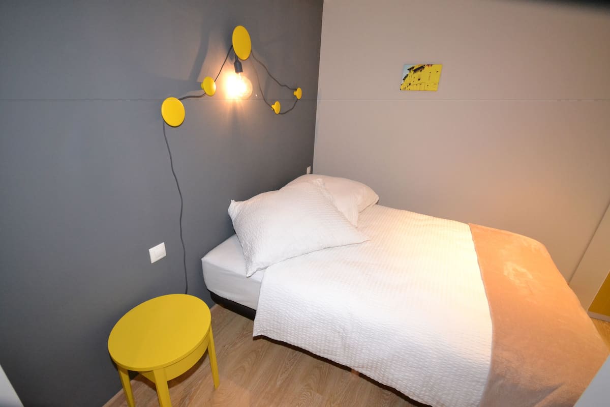 Appartement, 1 slaapkamer | Geluiddichte muren, een strijkplank/strijkijzer, gratis wifi, beddengoed