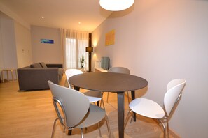 Appartement Standard, 2 chambres | Restauration dans la chambre