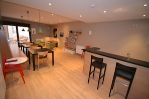 Päivittäinen mannermainen aamiainen (6 EUR per henkilö)