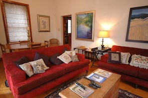 Double or Twin Room | Living area