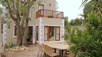 Suite | Premium bedding, in-room safe, iron/ironing board, free WiFi