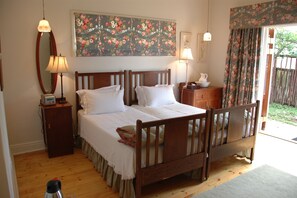 Premium bedding, in-room safe, iron/ironing board, free WiFi - 1A St Aidans Guest House (Makhanda)
