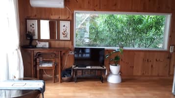 Room (Korean Style_Ondol) | Blackout drapes, free WiFi