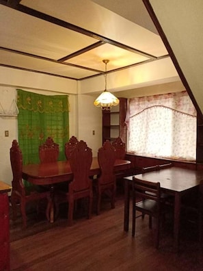 Maison (Whole Unit) | Repas dans la chambre
