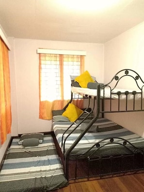 Maison (Whole Unit) | Bureau, accès au Wi-Fi (inclus), literie fournie