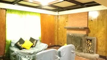 Nhà (Whole Unit) | Khu phòng khách | TV