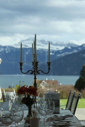 Déjeuner et dîner servis sur place, vue sur le jardin
