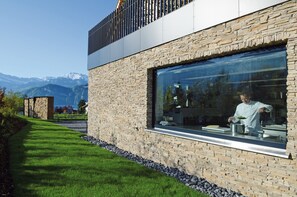 Serviço de almoço e jantar, vistas para o jardim 