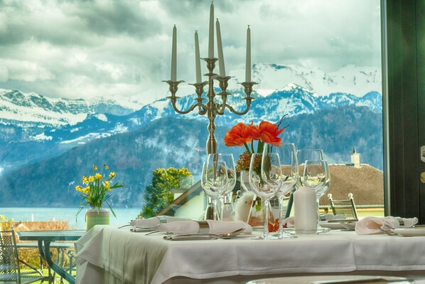 Déjeuner et dîner servis sur place, vue sur le jardin