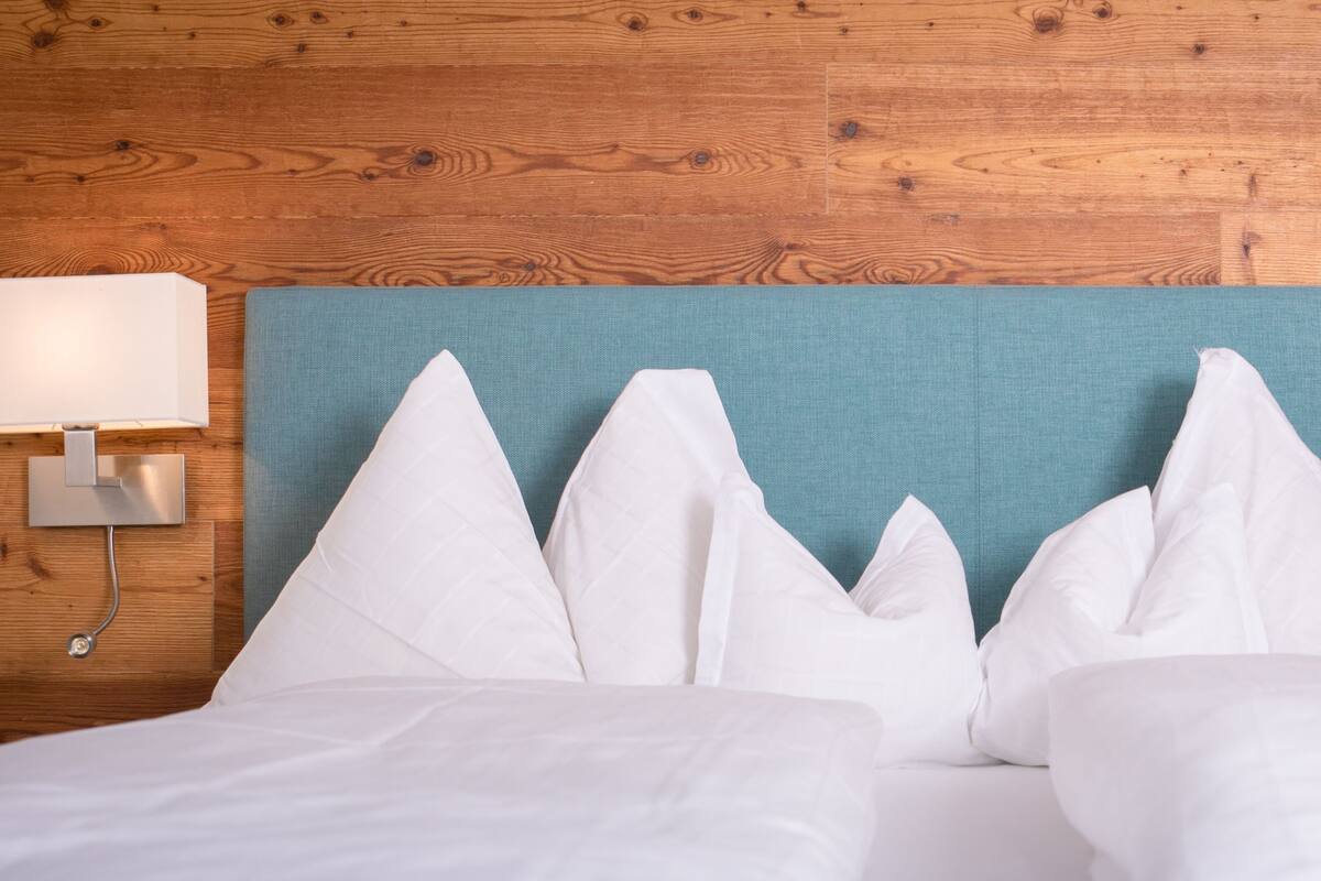 Standard Double Room, Lake View (Balkon) | In-room safe, desk, blackout drapes, cribs/infant beds