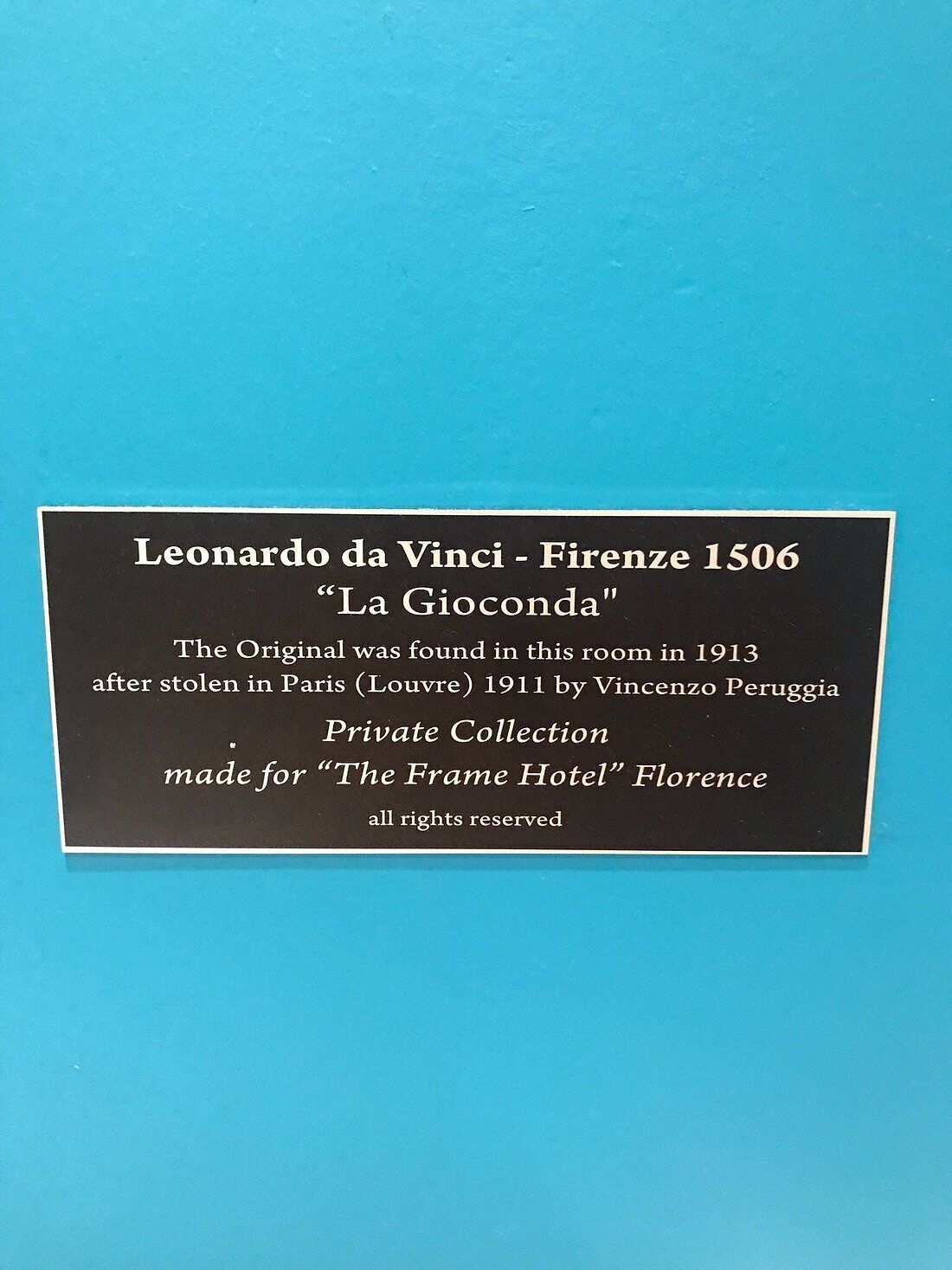 A plaque with information about Leonardo da Vinci's 'La Gioconda' painting, including its history and current location.
