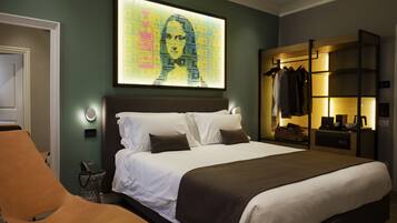Deluxe Room | Minibar, in-room safe, desk, blackout drapes