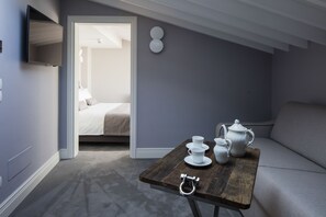 スイート テラス | リビング エリア | 40 インチのスマートテレビ (デジタル放送視聴可)