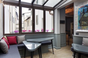 每日供应自助式早餐（每人 EUR 20）