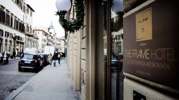 A hotel sign with the name "The Frame Hotel" and "La Gioconda Ritrovata Boutique Hotel" visible.