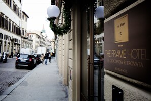 A hotel sign with the name "The Frame Hotel" and "La Gioconda Ritrovata Boutique Hotel" visible. - The Frame Hotel La Gioconda Ritrovata (Florence)